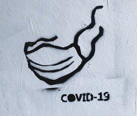 Stencil-Graffito mit "Covid-19" und dem Bild einer Gesichtsmaske